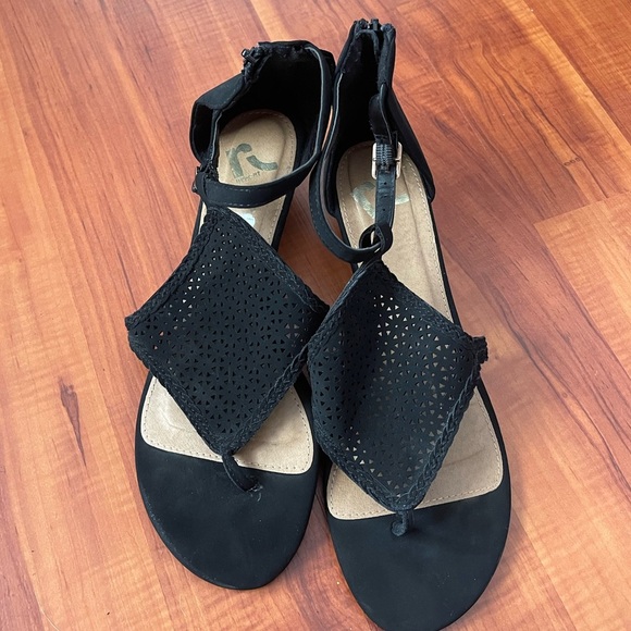 Cute Black Sandals - Picture 1 of 4